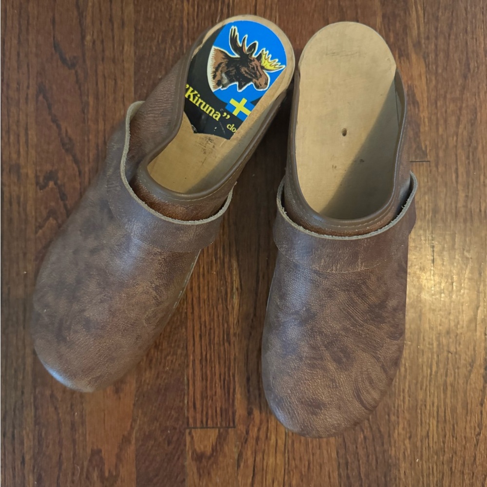 “Kiruna” brown textured Swedish Clogs